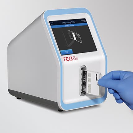 Inserção de cartucho TEG 6s no analisador