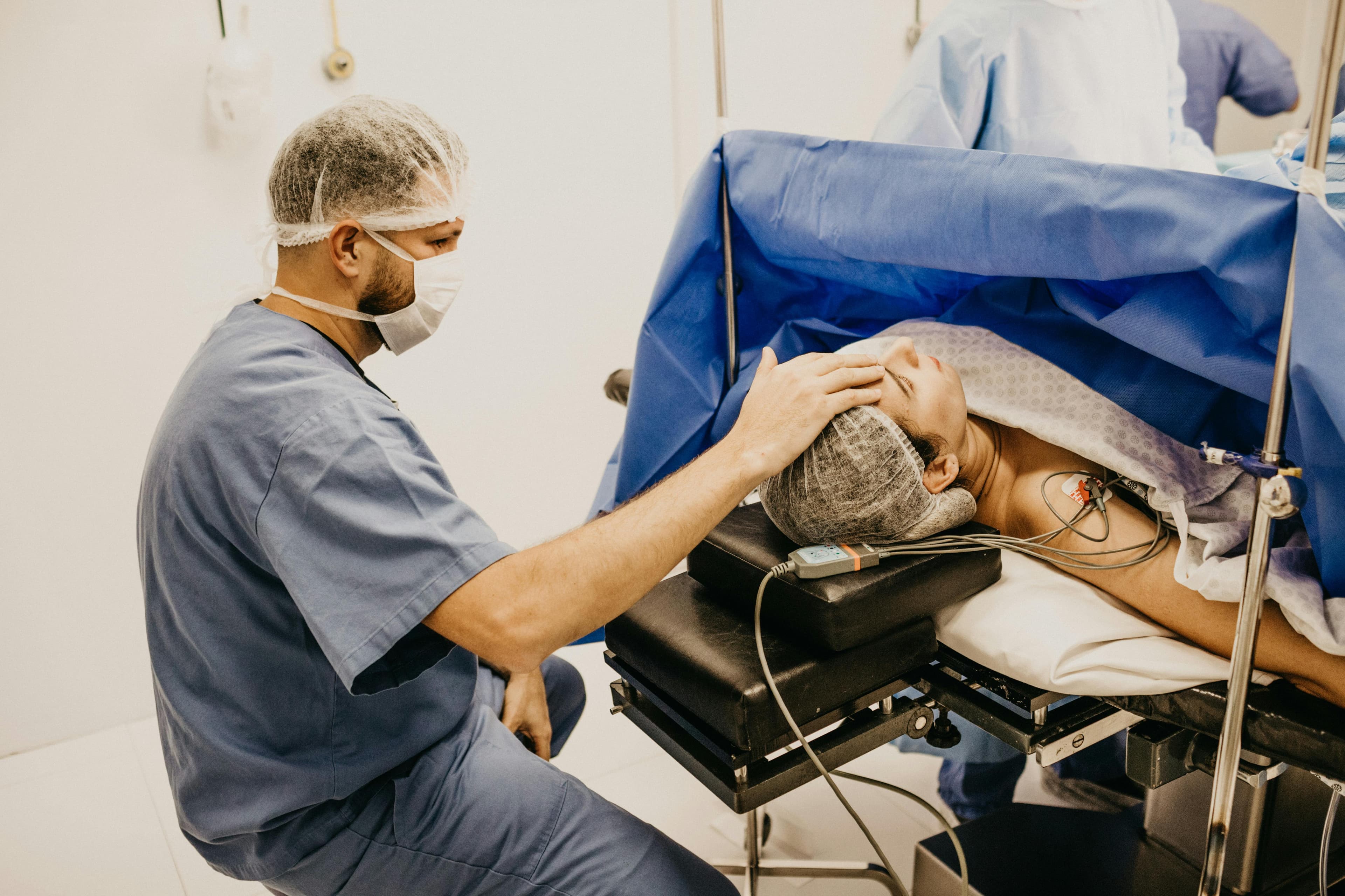 Equipe de anestesia em centro cirúrgico obstétrico.